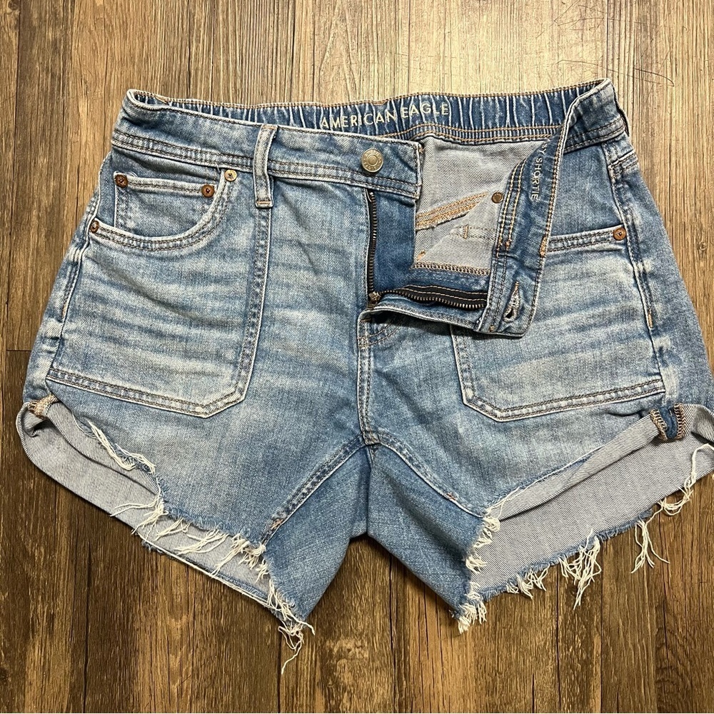 American Eagle Outfitters Mid Rise Mid Wash Denim Pocket Distressed Hem Shorts 4